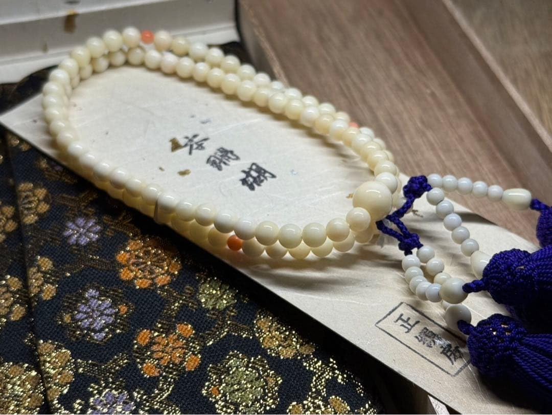 Amazon.co.jp: 本珊瑚念珠 数珠袋付 桐箱入 仏教具 冠婚葬祭 宗教用品